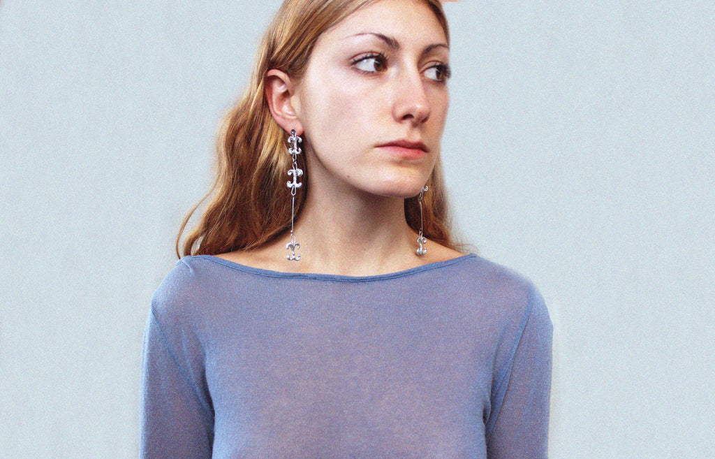 Boucles d'oreilles uniques triple volute en étain fondu artisanalement à Paris réalisées à la commande