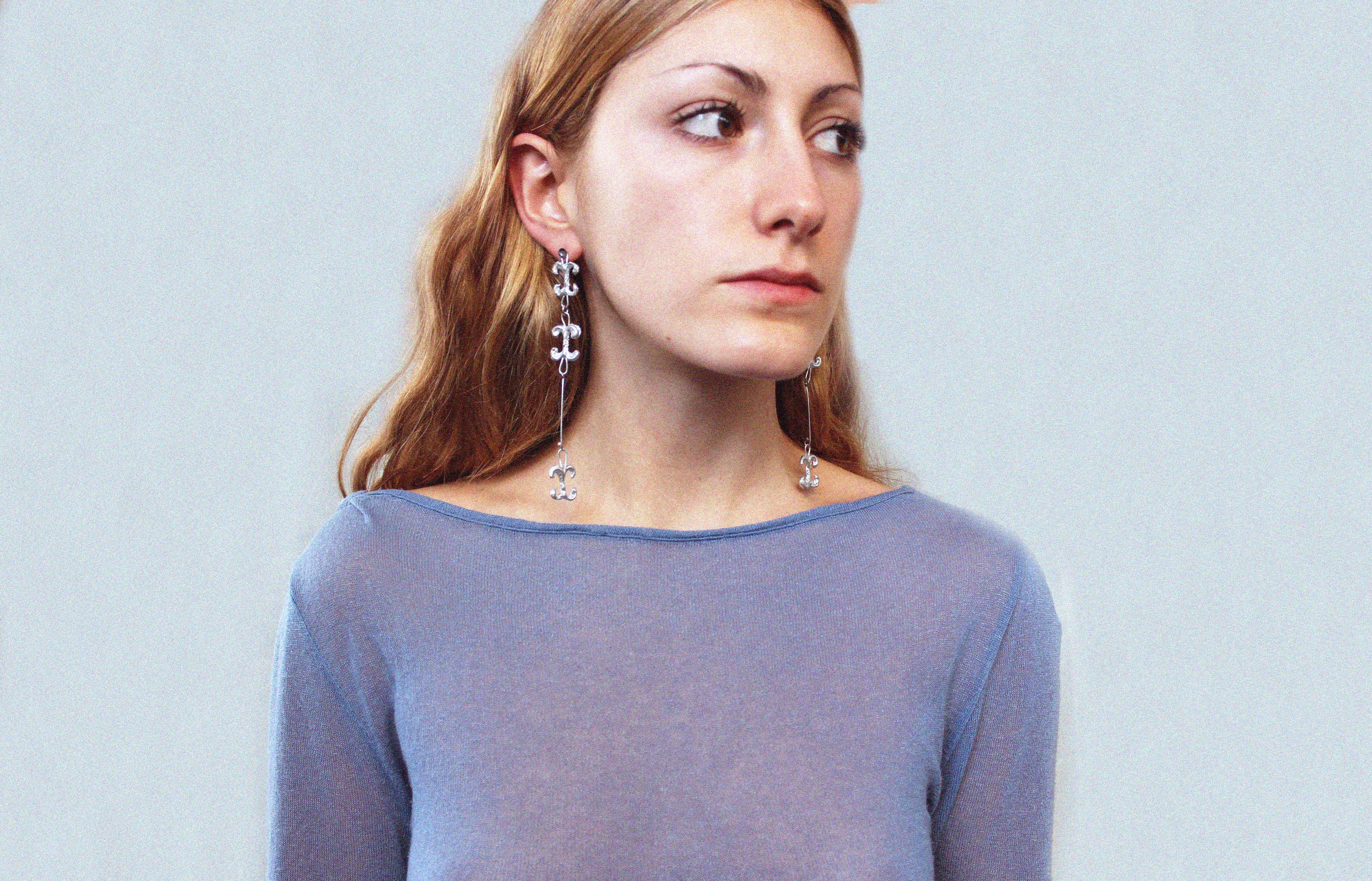 Boucles d'oreilles uniques triple volute en étain fondu artisanalement à Paris réalisées à la commande